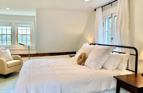 Isle of Springs Casa | Birdsong Landing: Luxurious Coastal Farmhouse with Stunning Views and Dock!