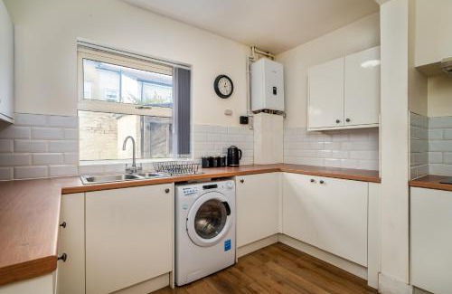 Birkenhead Casa | Birkenhead Haven - Sleeps 14 - Family and Group Stay