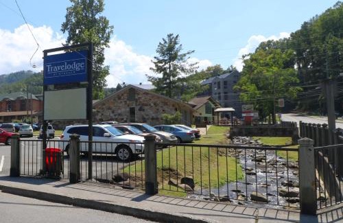 Gatlinburg Hotel | Bishop Inn Downtown Gatlinburg