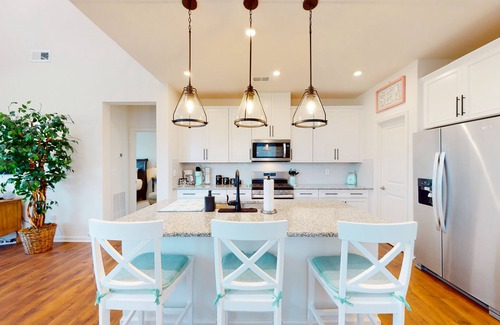 Millville Casa | Bishop's Landing townhouse with grill, outdoor pool, gym, tennis court, shuttle