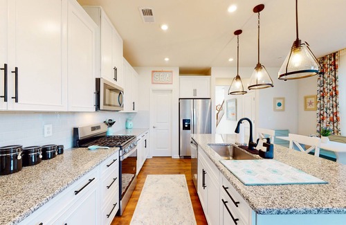 Millville Casa | Bishop's Landing townhouse with grill, outdoor pool, gym, tennis court, shuttle