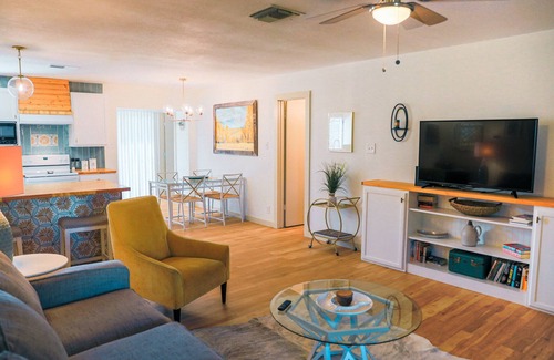 West San Antonio Casa | BL: Lackland/BMT Graduation 3 Miles. Easy & Quick! 7 years Hosting BMT Families.