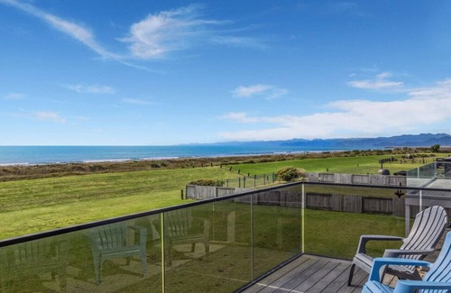 Waiotahi Casa | Black Bach- Beachfront Paradise Retreat