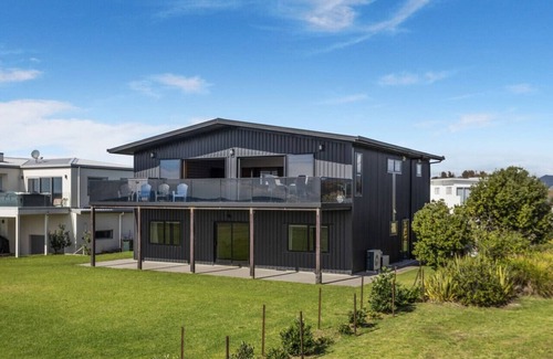 Waiotahi Casa | Black Bach- Beachfront Paradise Retreat