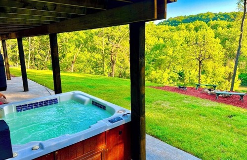Harpers Ferry Cabina | Black Bear A-Frame Waterfront Log Cabin with Hot Tub Jacuzzi