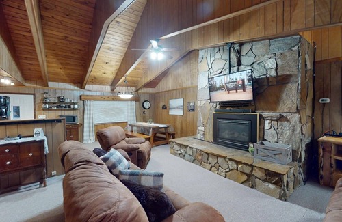 Island Park Cabina | Black Bear Bungalow*2Br 1Ba, Wifi, 33 Miles to YNP