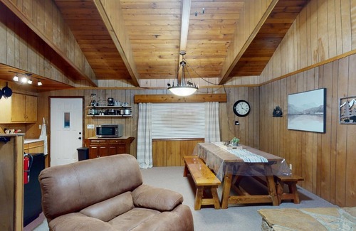 Island Park Cabina | Black Bear Bungalow*2Br 1Ba, Wifi, 33 Miles to YNP