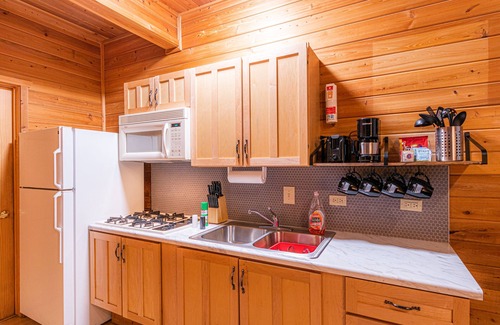 Christopher Creek Cabina | Black Bear Cabin-onsite "bear hunt" & playground, game room, kitchen AC & heat