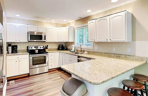 Blakeslee Casa | Black Bear Lodge: Lake Access Home w / Community Indoor Pool