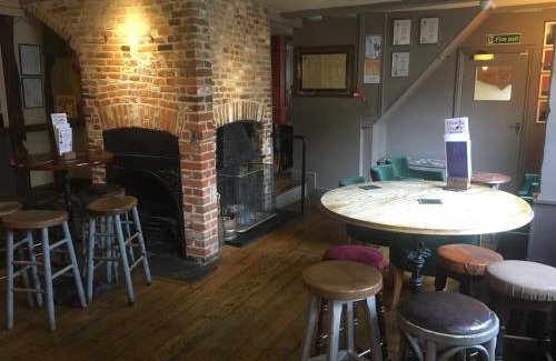 Wivenhoe Hotel | Black Buoy Inn