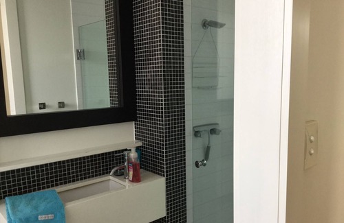 Bridport Casa | Casa negra sobre Richard