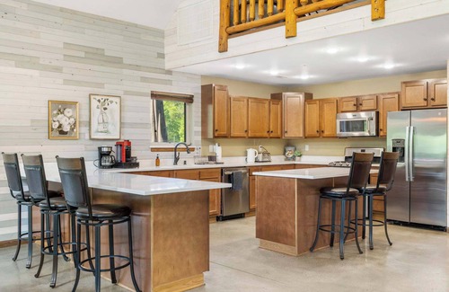Rogers Casa | Black Lodge Cabin on Big Sugar, Easy access to NWA