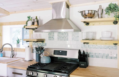 Black Mountain Cabaña | Black Mtn Cottage w/ hot tub + dog friendly - 20 min to Asheville