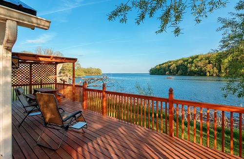 Milford Cabaña | Black River Cottages. Private, waterfront and air-conditioned cottages