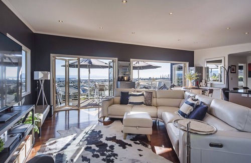 Stoke Casa | Black Vista - Entertainers Delight 4 Bedrooms & 3 Bathrooms!