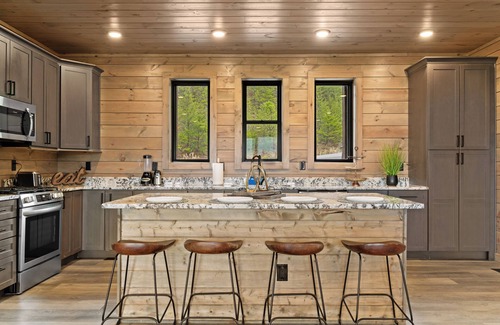 Walland Cabina | Blackberry Skies ~ Indoor Pool, Hot Tub, Theater & Stunning Mountain Views!