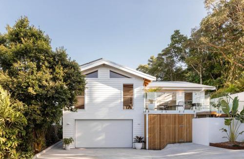 Suffolk Park Casa | Blackbutt House - Luxe Retreat With Pool and Sauna