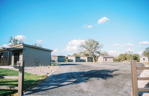 Stonewall Cabina | Blackstone / Casita #2 - Private Porch, Luxury, Country Feels, Walk to Wineries