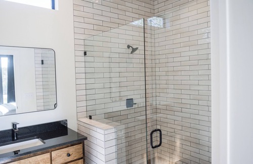 Stonewall Cabina | Blackstone / Casita #2 - Private Porch, Luxury, Country Feels, Walk to Wineries