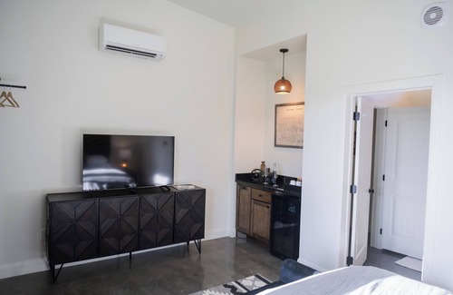 Stonewall Cabina | Blackstone / Casita #2 - Private Porch, Luxury, Country Feels, Walk to Wineries