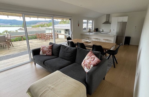 Mangakino Casa | Idyllic bach with lake views