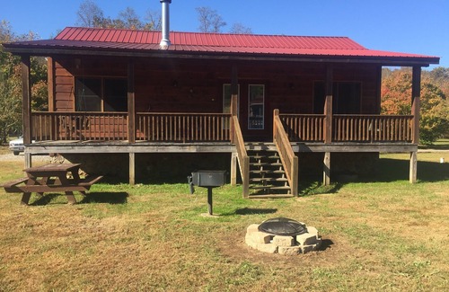 Blairsville Cabina | Running Bear Cabin, disfruta del aire de la montaña desde el columpio del porche.