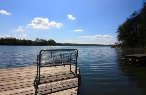 Klein Labenz Casa | Blauer Bungalow am See mit Boot