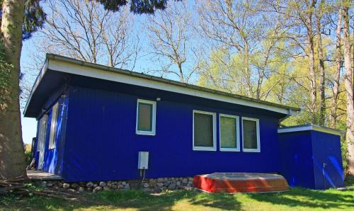 Klein Labenz Casa | Blauer Bungalow am See mit Boot