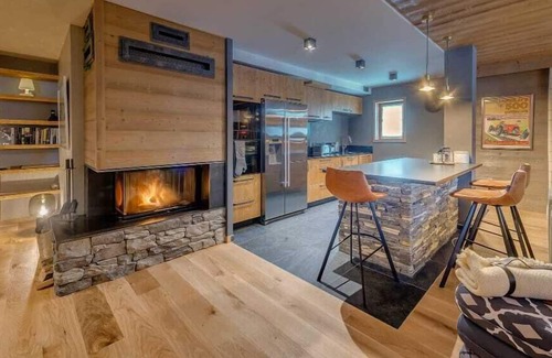 Val-d'Isere Apartamento | Blazing Sunflower Apartment with Fancy Interiors