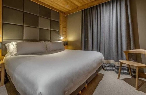 Val-d'Isere Apartamento | Blazing Sunflower Apartment with Fancy Interiors