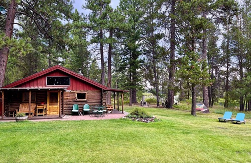 Sunriver Cabina | Blinn's Landing: cabaña histórica frente al río, muelle y vistas a la montaña. Perros bien!
