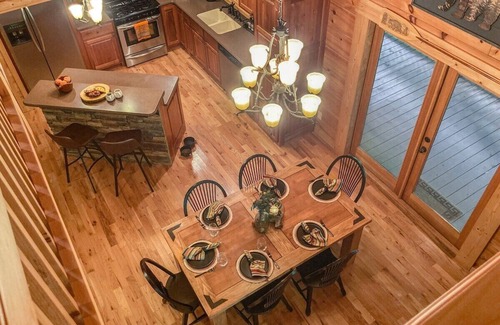 Morganton Cabina | Blissful cabin Retreat -Secluded Hot Tub and Deck Slide