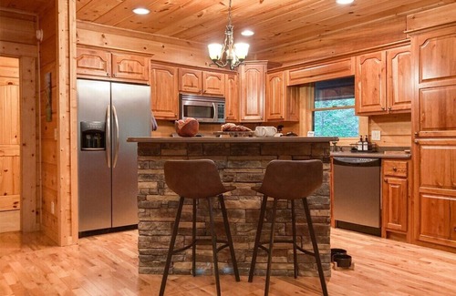 Morganton Cabina | Blissful cabin Retreat -Secluded Hot Tub and Deck Slide