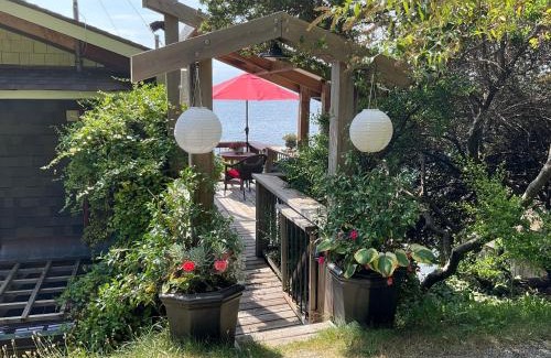 Powell River Casa | Blitz Beach House Oceanside Suite