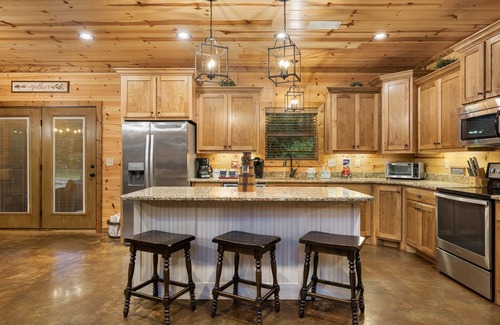 Hochatown Cabina | Blossom Belle Lodge: Central Hub | Luxury Family Cabin| Fire Pit | Hot Tub |Deck