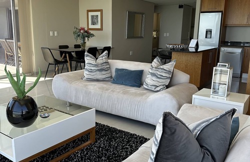 Bloubergstrand Apartamento | Apartamento de lujo en la playa de Ciudad del Cabo con piscina privada en el patio y wifi gratuito