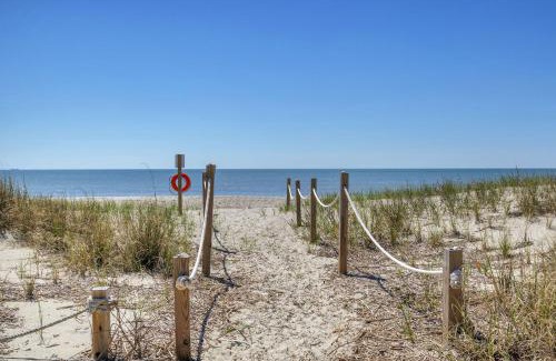 Oak Island Casa | Blu Malibu by Oak Island Accommodations