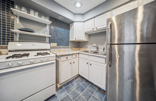 Cleveland Casa | Blue Bayou - 3 bedroom 1.5 bath in South Cleveland: king bed up to 8 guests