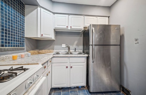 Cleveland Casa | Blue Bayou - 3 bedroom 1.5 bath in South Cleveland: king bed up to 8 guests