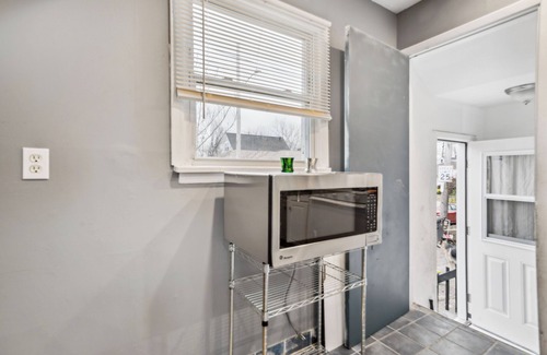 Cleveland Casa | Blue Bayou - 3 bedroom 1.5 bath in South Cleveland: king bed up to 8 guests