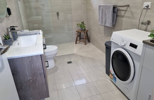 Lake Illawarra Casa | Blue Beach House - dog friendly. Walk to Beach, lake. Fish surf swim SUP dive