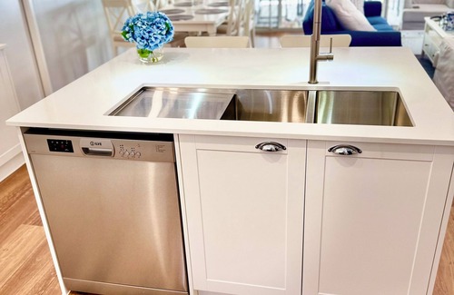 Brisbane Waterfront Casa | Blue Bee Cottage - beautiful brand new home!