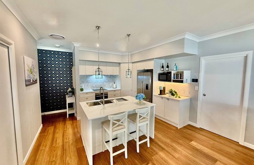 Brisbane Waterfront Casa | Blue Bee Cottage - beautiful brand new home!