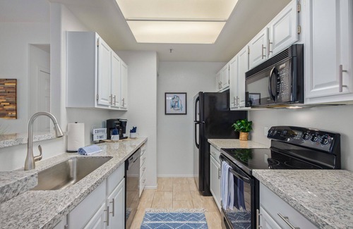Central Scottsdale Condominio | Blue Bungalow Scottsdale! Perfect location. Mayo Clinic, Sleeps 4! Work Space!