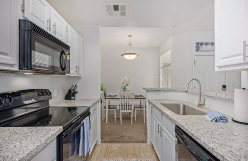 Central Scottsdale Condominio | Blue Bungalow Scottsdale! Perfect location. Mayo Clinic, Sleeps 4! Work Space!