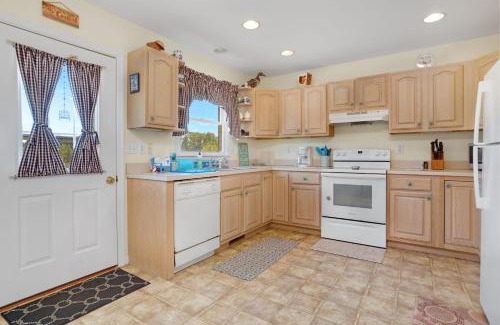 Chincoteague Casa | Blue Chair Bay - Waterfront townhome with Fishing pier!