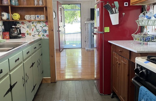 Jeddo Cabaña | Blue Dolphin Cottage - relax steps away from sandy Lake Huron beaches