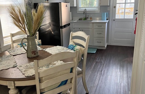 Del Haven Cabaña | Blue Haven Cottage, walking distance to the beaches along the Bay. Pet Friendly