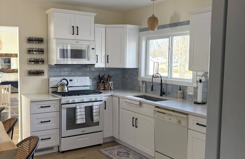 Newaygo Casa | Blue Haven Inn - Hess Lake Lakefront- Hot Tub, Kayaks, Central AC