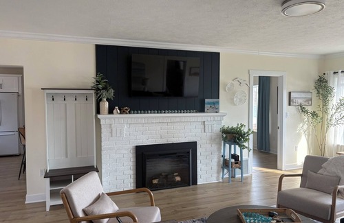 Newaygo Casa | Blue Haven Inn - Hess Lake Lakefront- Hot Tub, Kayaks, Central AC